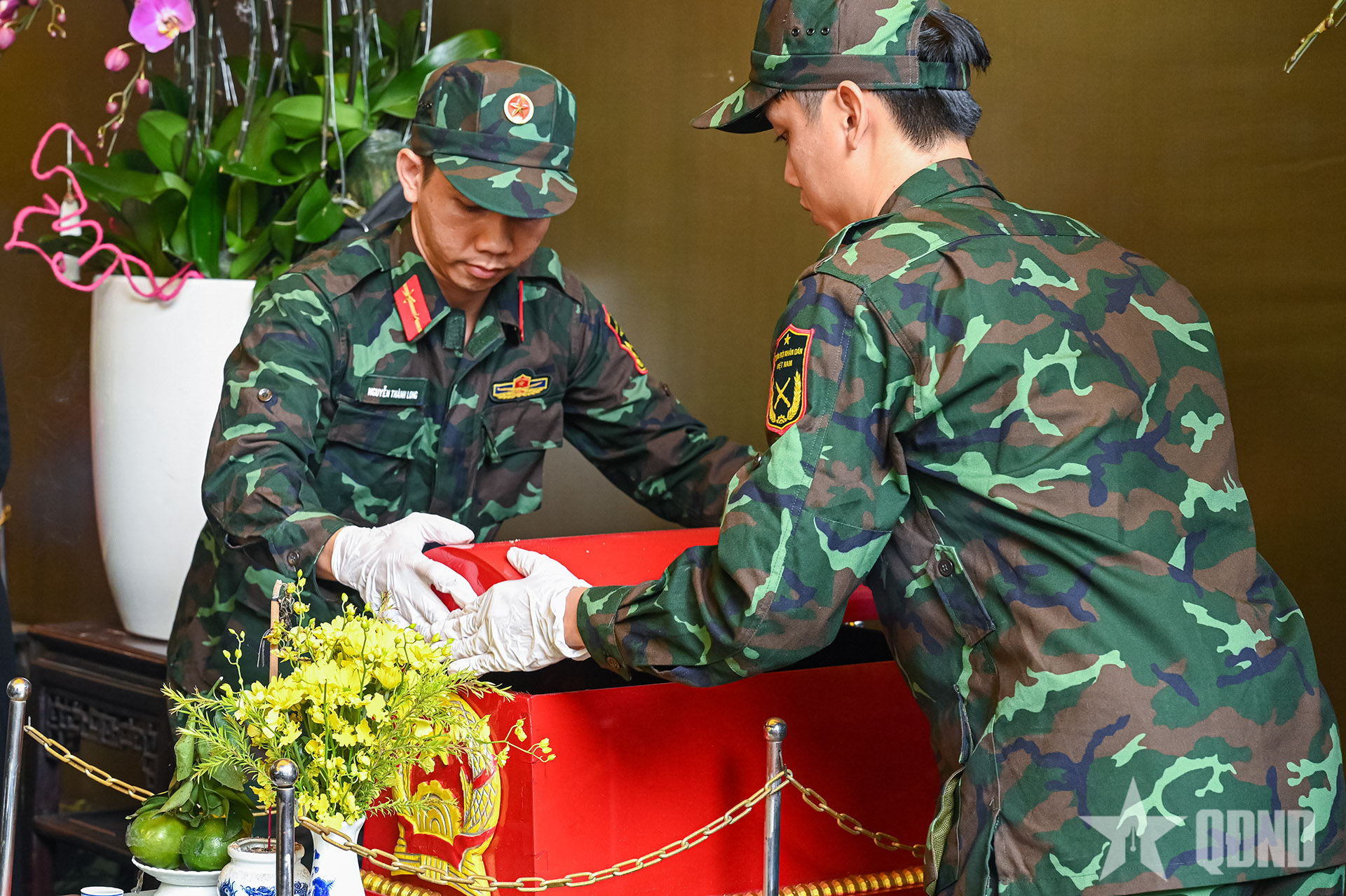 Hài cốt liệt sĩ được quy tập tại Công viên Lê Thị Riêng có di vật kèm theo ghi danh tính, đơn vị
